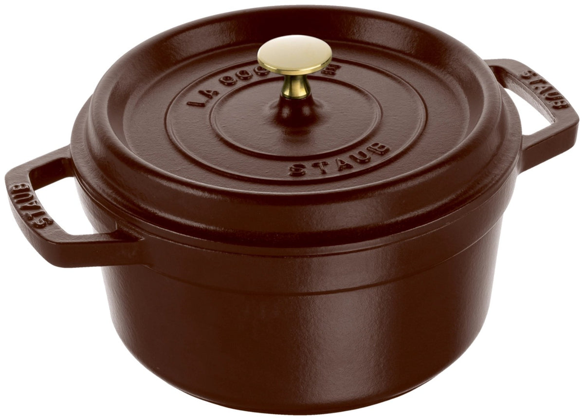 Runde Cocotte aus Gusseisen in der Farbe Chocolat (Braun) von Staub, 20cm Durchmesser, mit passendem Deckel und zwei seitlichen Griffen.