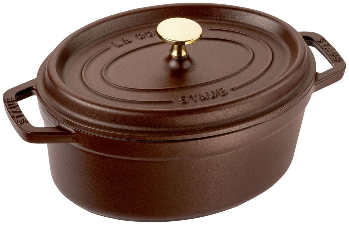 Ovale Staub Cocotte aus Gusseisen in brauner Emaille-Optik, 23 cm lang, mit Deckel und Tropfenstruktur auf der Innenseite.