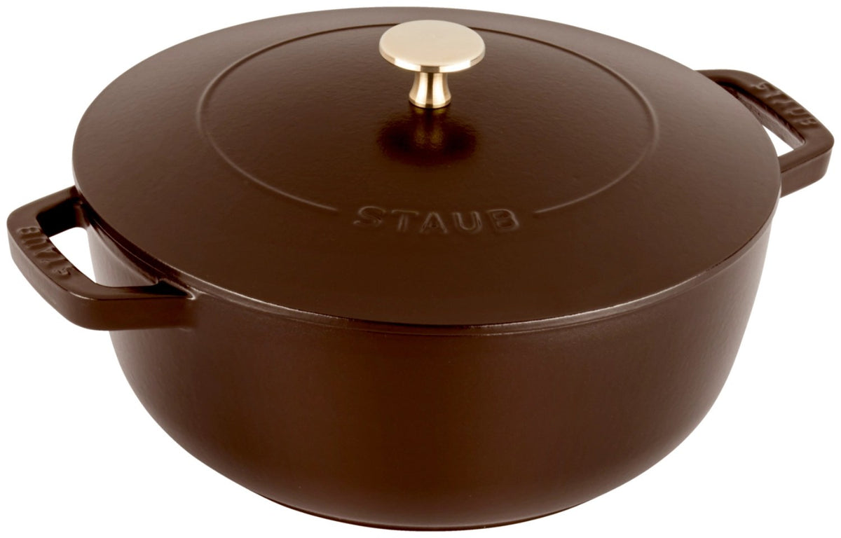 Braune STAUB Cocotte aus Gusseisen, rund, 20 cm, mit Deckel und Tropfenstruktur im Farbton Chocolat, French Oven Design, in Frankreich gefertigt.