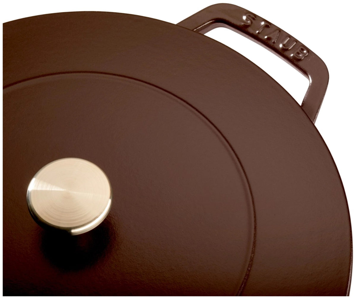 Braune STAUB Cocotte aus Gusseisen, rund, 20 cm, mit Deckel und Tropfenstruktur im Farbton Chocolat, French Oven Design, in Frankreich gefertigt.