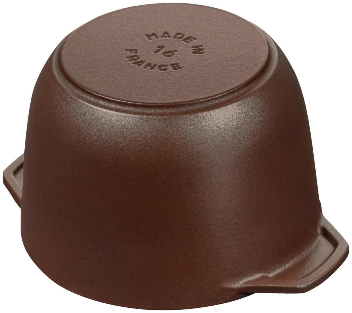 Braune Cocotte aus Gusseisen mit Deckel, rund, 16 cm Durchmesser, matte Chocolat-Farbe, Staub Kochgeschirr auf hellem Hintergrund.