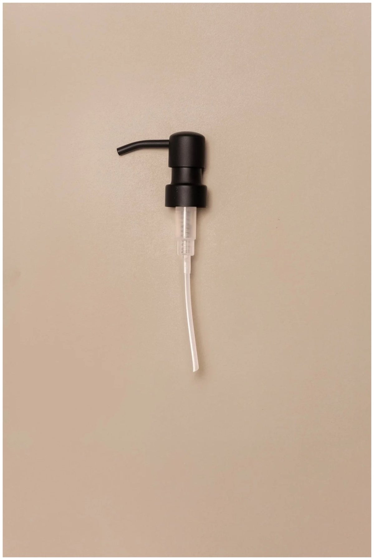 Schwarzer Edelstahl Pumpspender mit Aufsatz für 250ml und 500ml Braunglasflaschen, minimalistische Form, glatte Oberfläche, Nordesign.