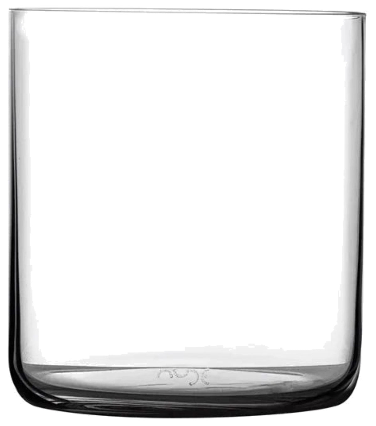 Transparentes Whiskyglas aus bleifreiem Kristallglas mit dezent gewölbtem Boden, schlichte Form, Modell Nude Finesse 30cl auf hellem Hintergrund.