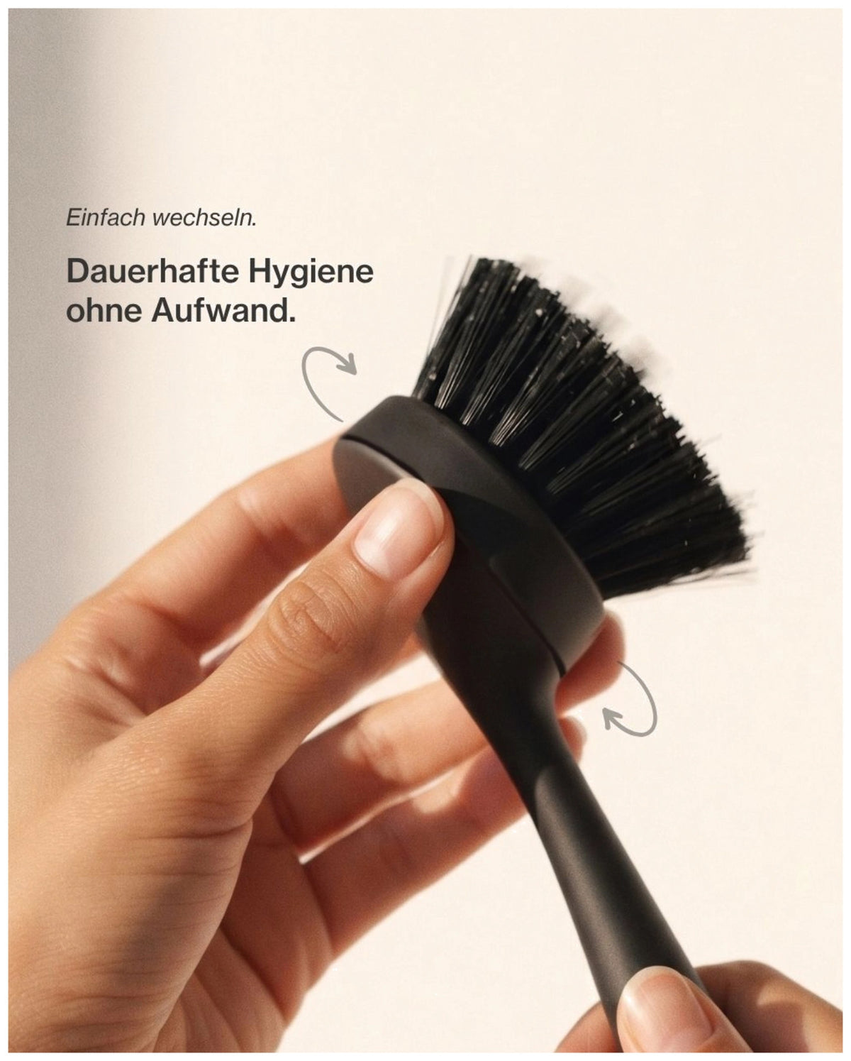 Schwarze Spülbürste aus Kunststoff von Nordesign mit schlankem Griff, wechselbarem Bürstenkopf und integriertem Magnet an der Unterseite.