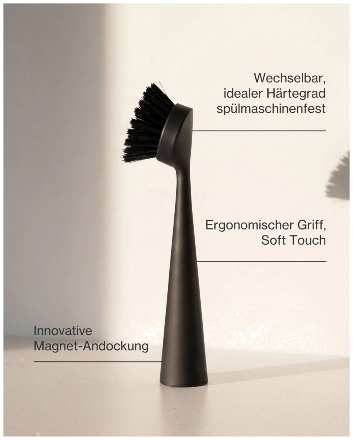 Zwei weisse Wechselbürstenköpfe aus Kunststoff von Nordesign mit dichten Borsten, passend für das magnetische Wechselsystem der Spülbürste.
