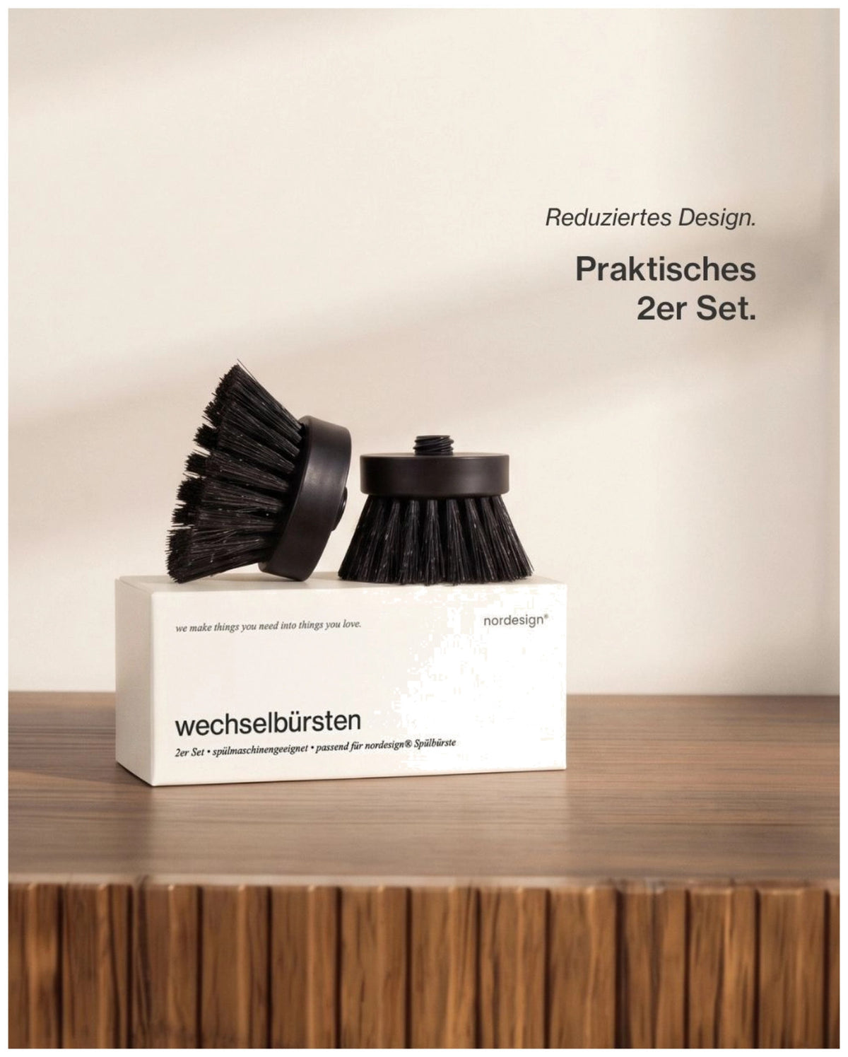 Zwei weisse Wechselbürstenköpfe aus Kunststoff von Nordesign mit dichten Borsten, passend für das magnetische Wechselsystem der Spülbürste.