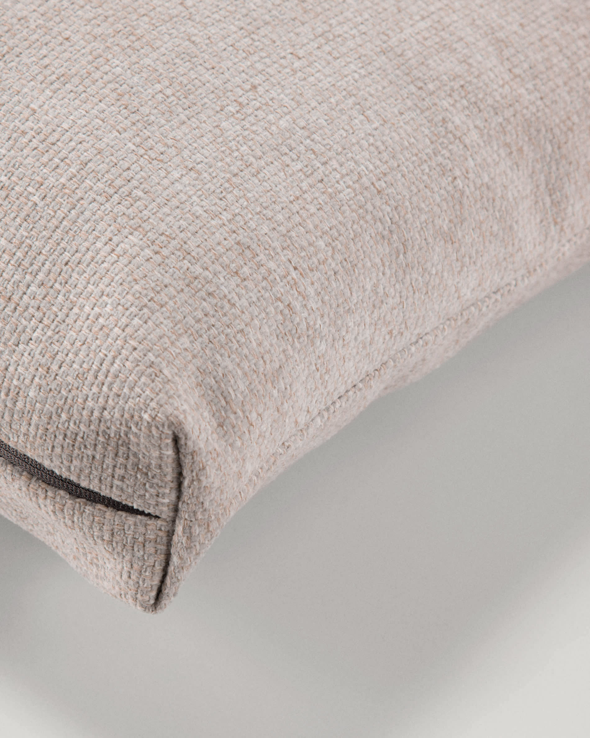 Beige Galene Kissenbezug 45x45 cm von Kave Home. Hochwertig, pflegeleicht und ideal für einladende Wohnräume.