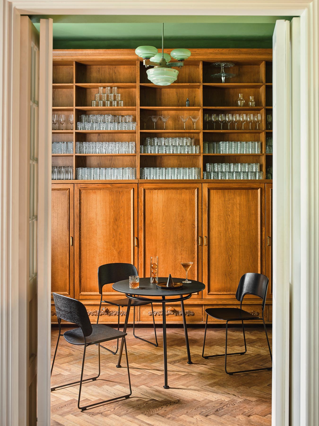 Moderner Afi AF04 Stuhl von Mdd, stilvoll mit grauem Textilbezug und robusten Holzbeinen, ideal für zeitgemäße Wohnräume.
