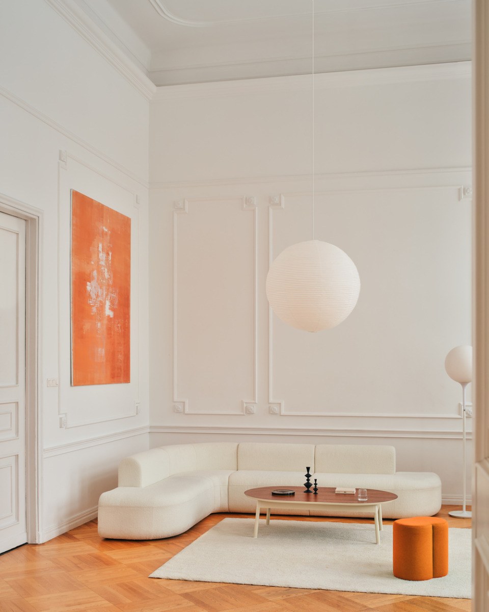 Modulares Sofa Artiko von Mdd in Hellgrau mit gepolsterter Sitz- und Rückenfläche, Metallgestell und abgerundeten Formen.