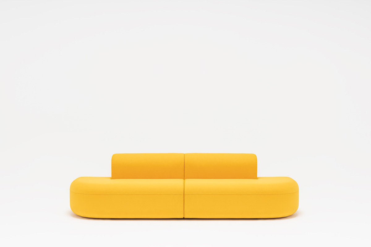 Modulares Sofa Artiko von Mdd in Hellgrau mit gepolsterter Sitz- und Rückenfläche, Metallgestell und abgerundeten Formen.