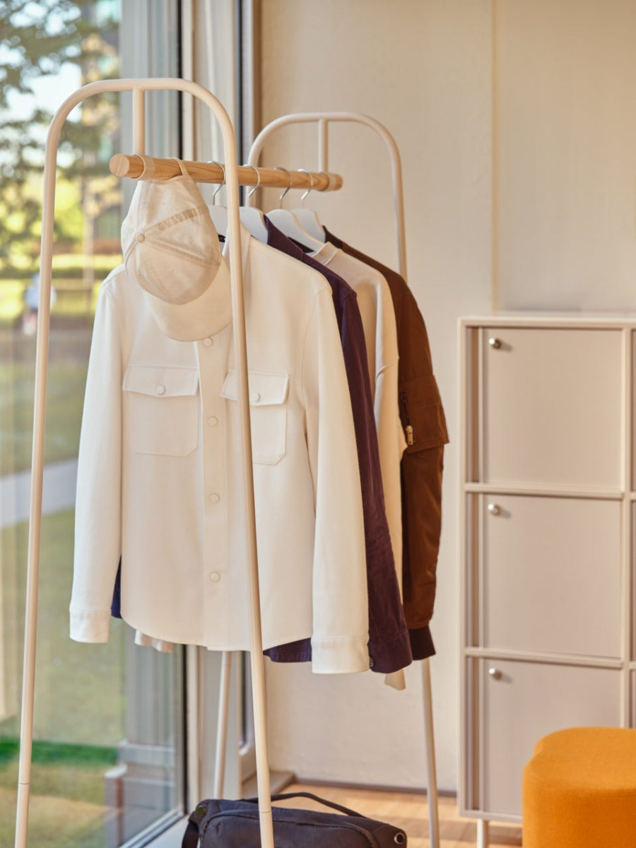 Moderner Kleiderständer Mono MN01 von Mdd, perfekt für die stilvolle Präsentation und Organisation von Kleidung und Accessoires in jedem Raum.