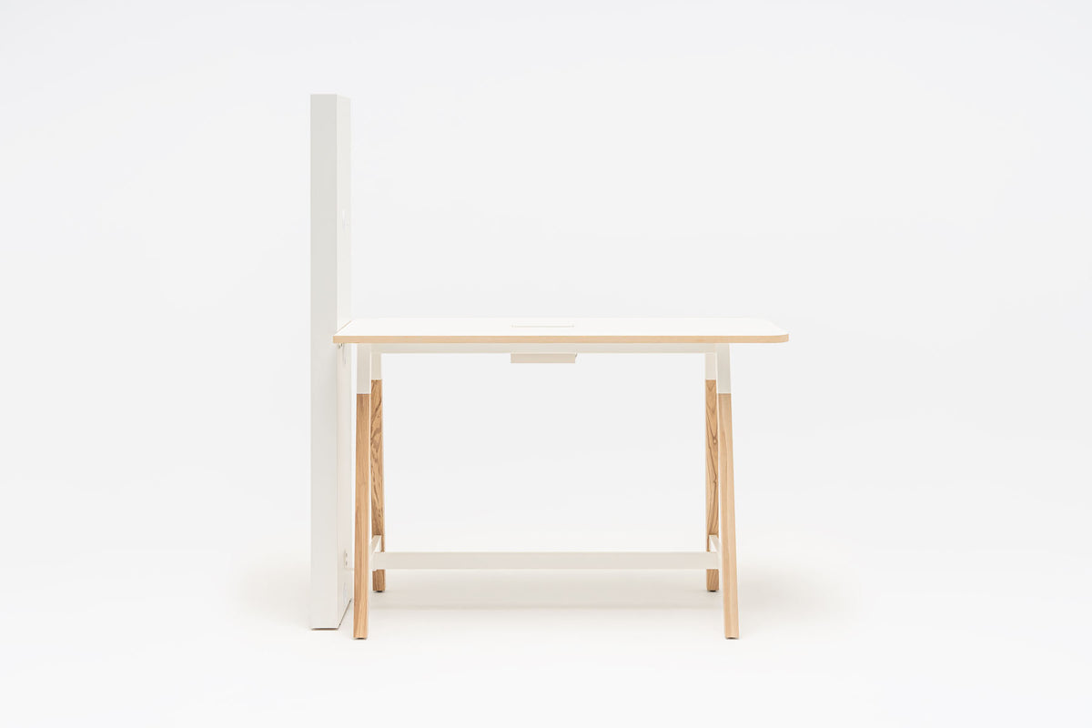 Multimedia-Station Ogi W von Mdd in Aluminium Satinato mit Eschenholzbeinen, Metallgestell und integrierter Mediabox in Anthrazit.