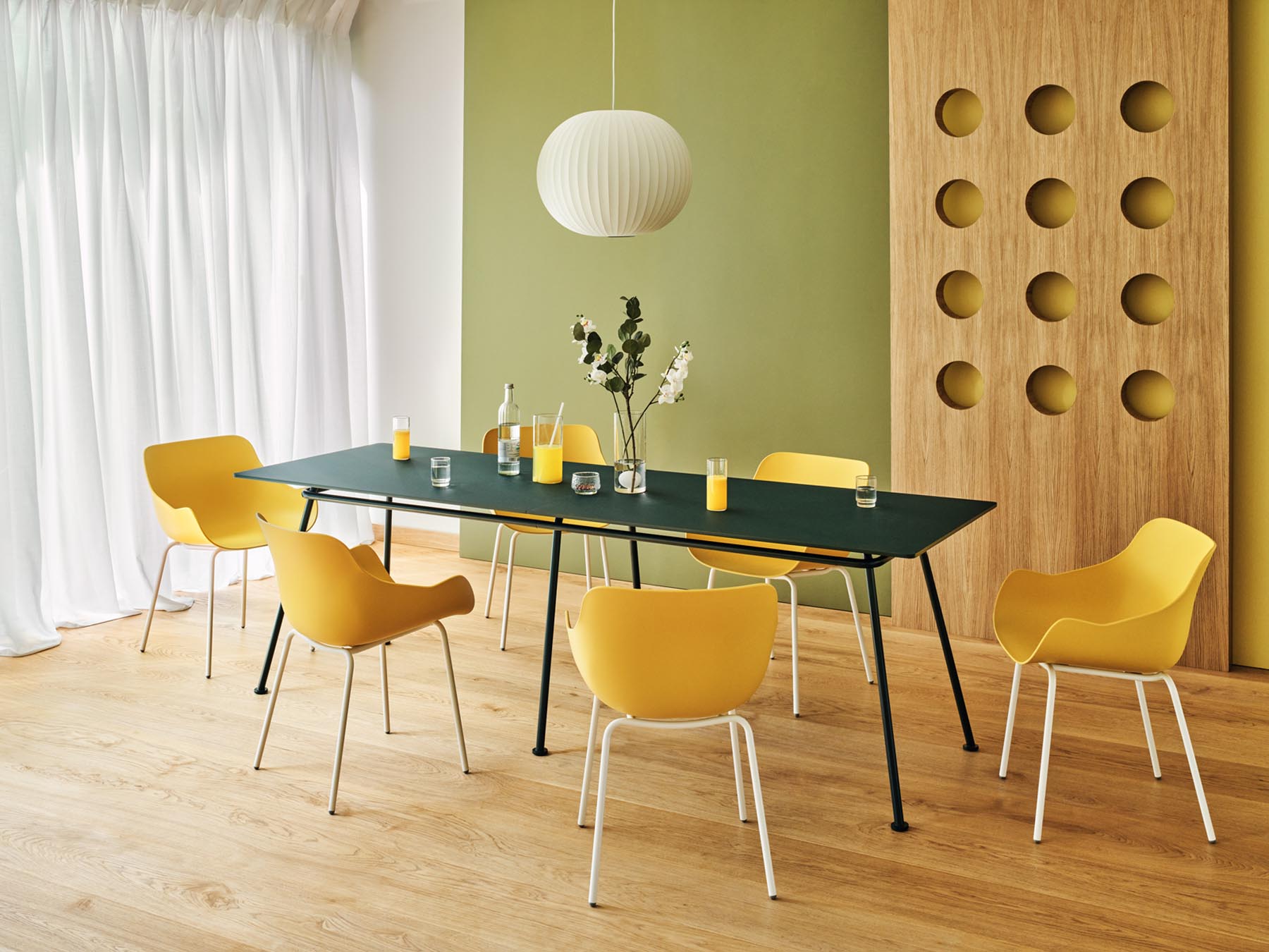 Eleganter Konferenztisch New School NS836 von Mdd, perfekt für Meetings, bietet viel Platz und modernes Design für kreative Zusammenarbeit.