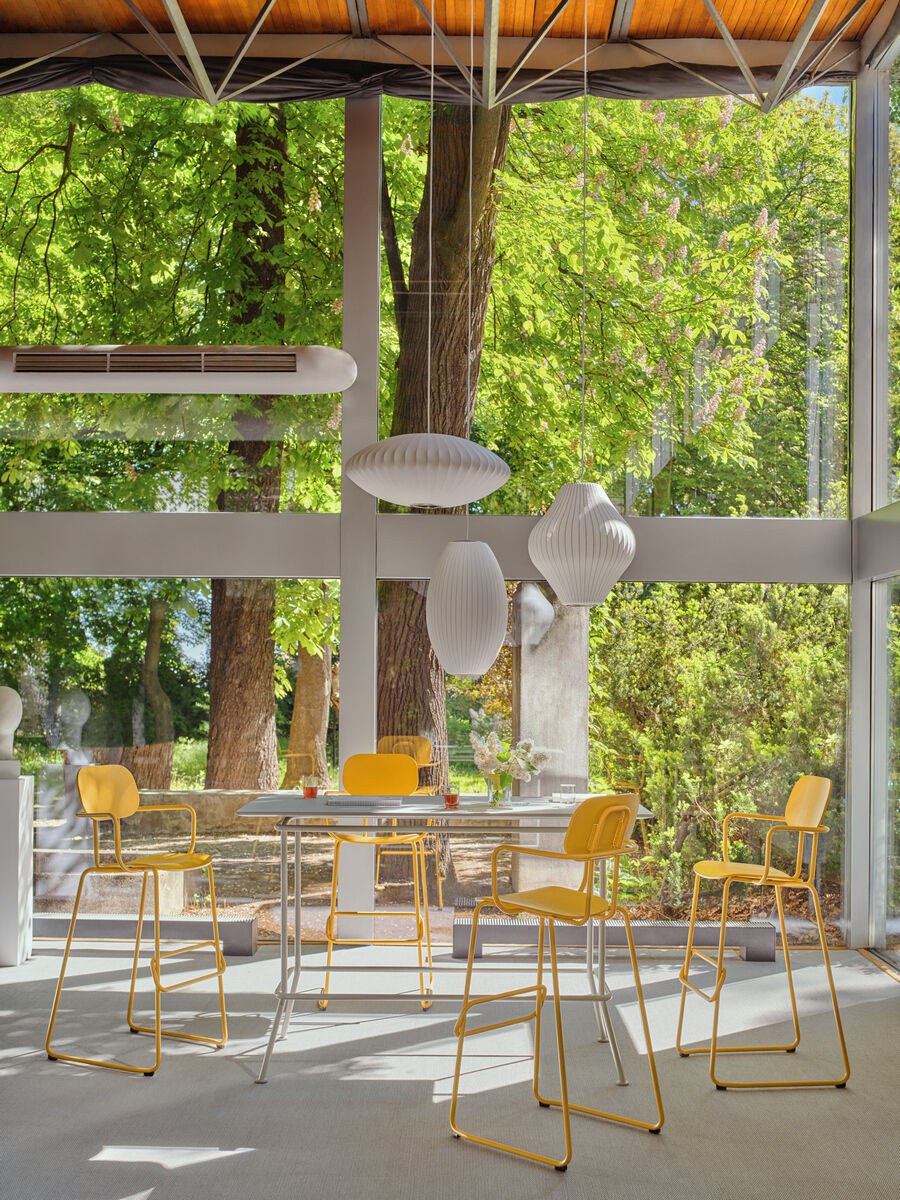 Barhocker New School aus blauem Sperrholz mit pulverbeschichtetem Metallgestell, Freischwinger-Form und integrierter Fussstütze.