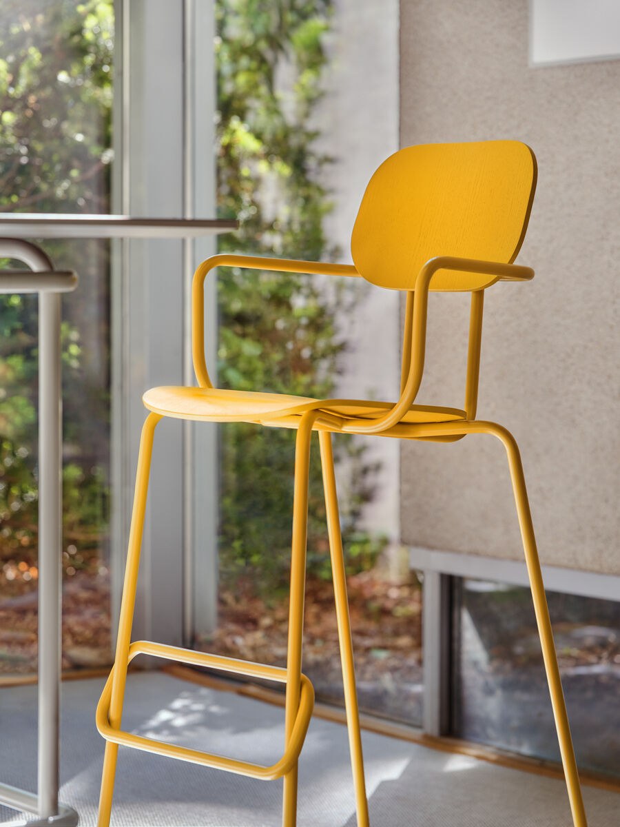 Barhocker New School aus blauem Sperrholz mit pulverbeschichtetem Metallgestell, Freischwinger-Form und integrierter Fussstütze.