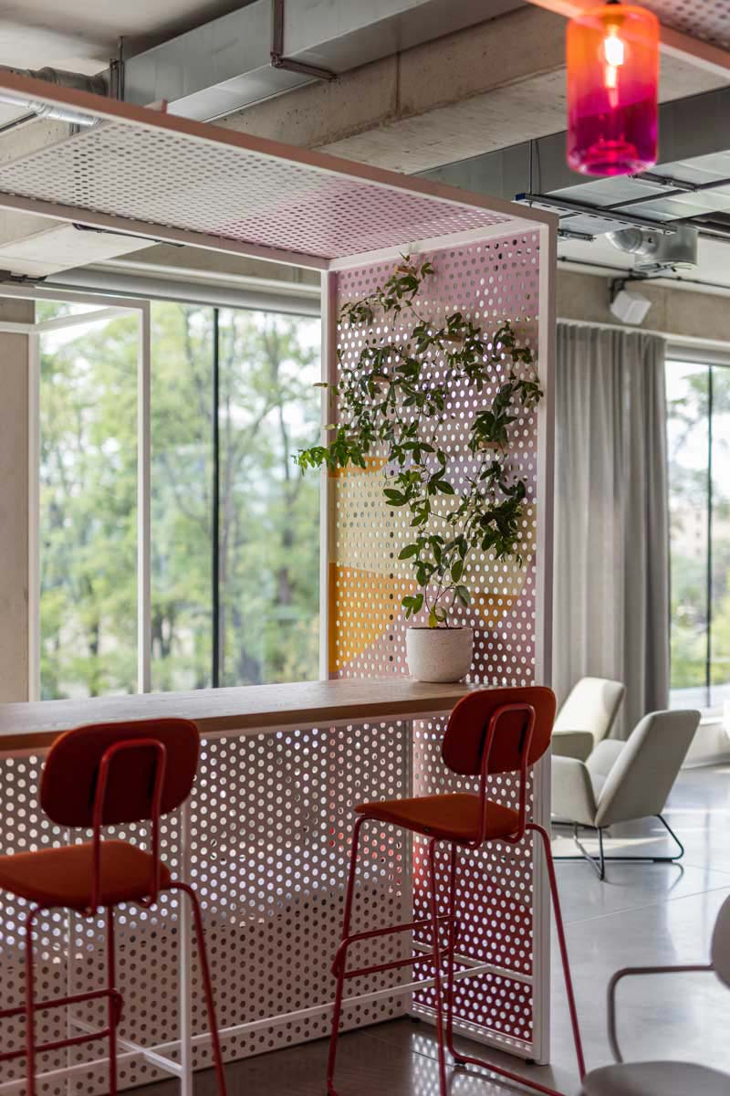 Moderner Barhocker New School N1N05HF von Mdd, stilvoll gepolstert und ideal für gemütliche Bars oder Essbereiche, bietet hohen Sitzkomfort.