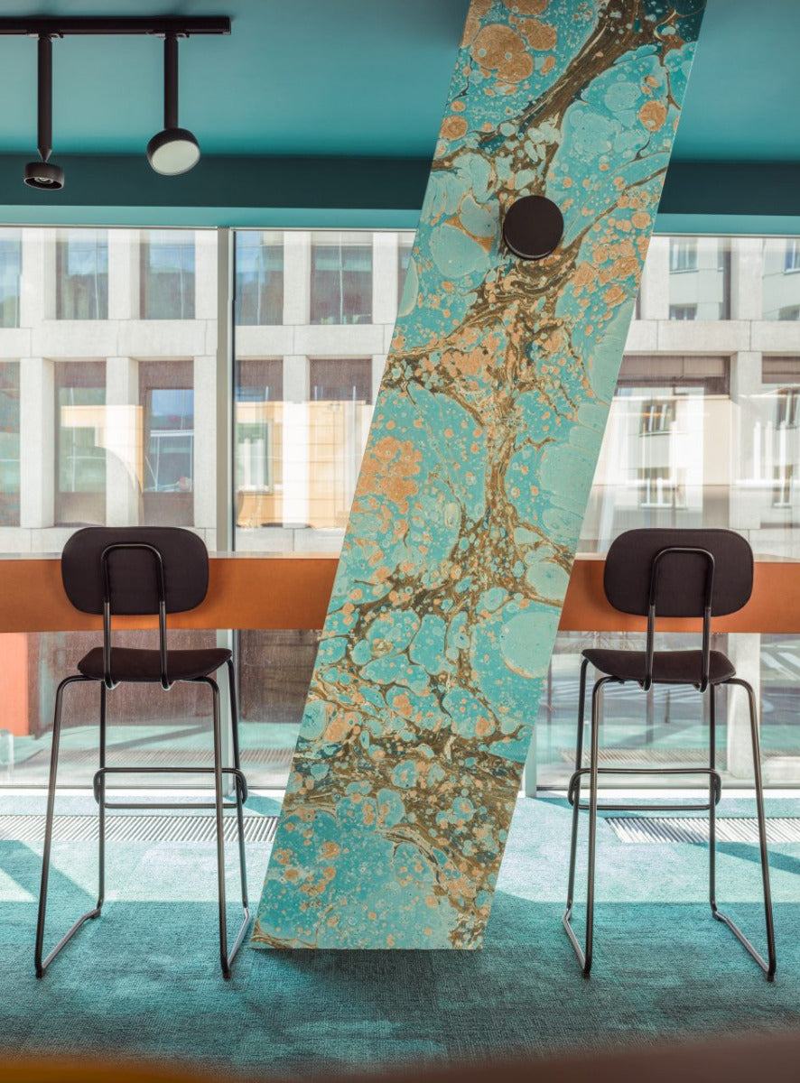 Stylischer gepolsterter Barhocker New School N1N05HF von Mdd, perfekt für moderne Bars und Küchen, vereint Komfort und elegantes Design.