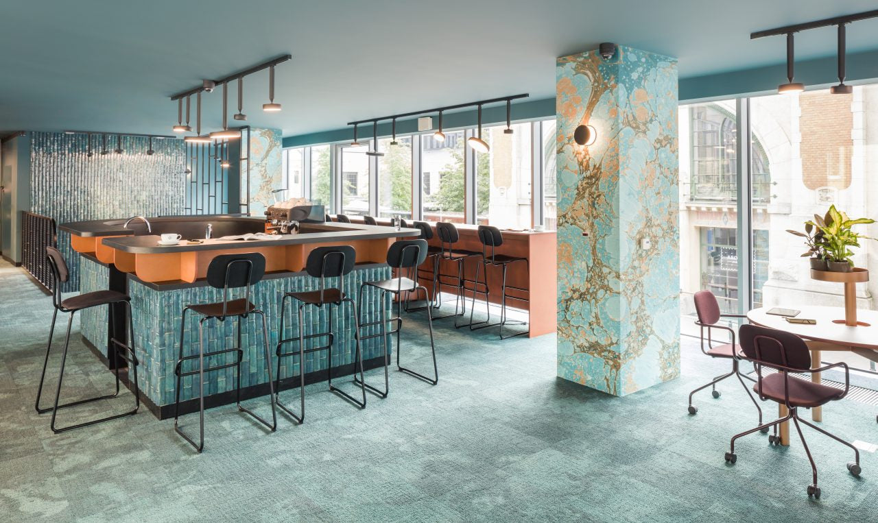 Eleganter gepolsterter Barhocker New School N1N05HF von Mdd, ideal für stilvolle Innenräume, bietet hohen Sitzkomfort und modernes Flair.