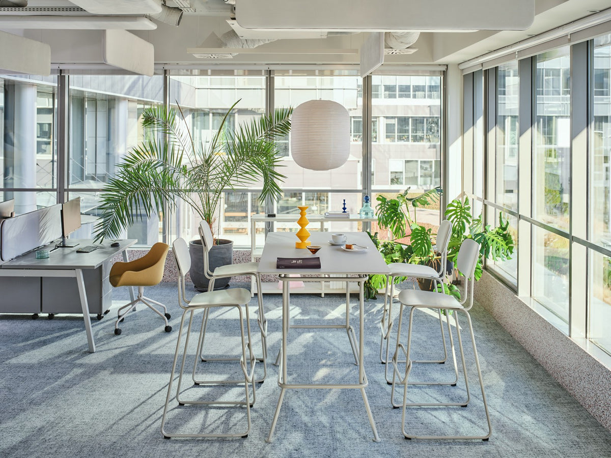 Hochtisch New School von Mdd mit MDF-Tischplatte in Linoleum Dunkelgrün, Metallgestell aus Rundrohr und höhenverstellbaren Füssen.