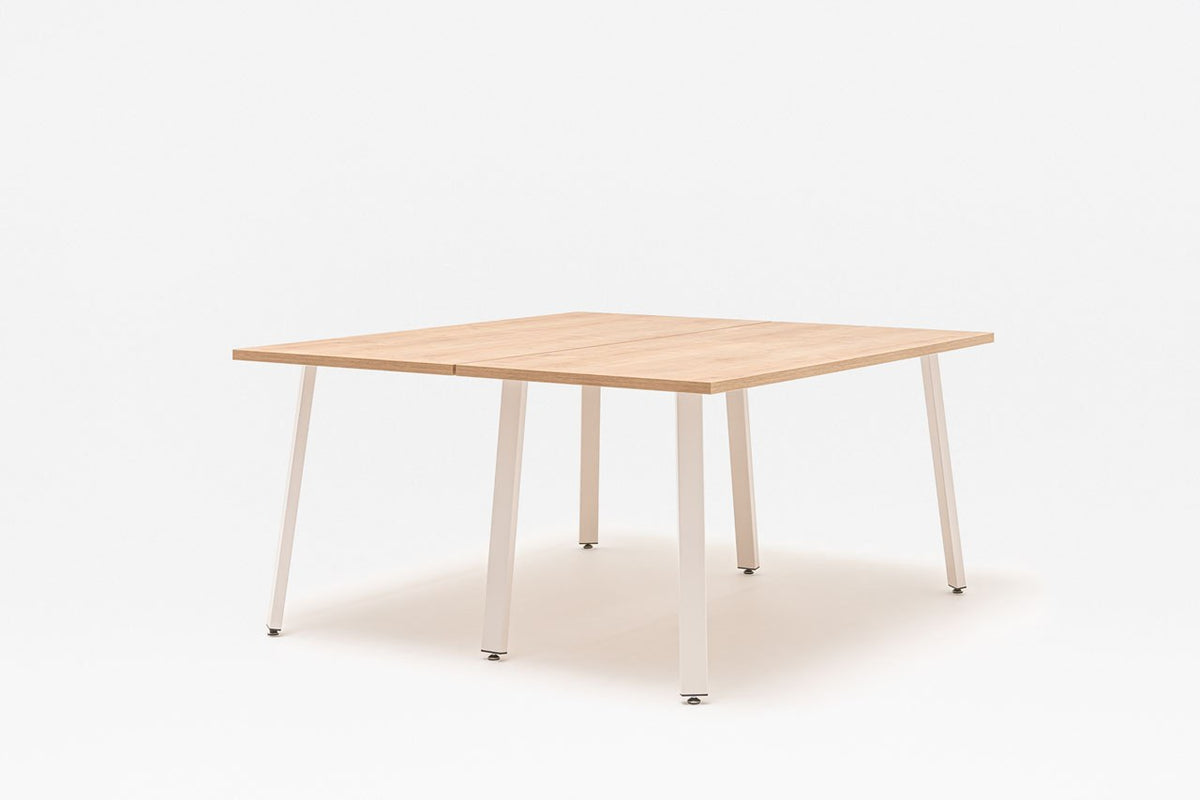 Doppelschreibtisch Ogi A Bench mit Melaminplatte in Honigeiche, schwarzem pulverbeschichtetem Metallgestell und schrägen Beinen.