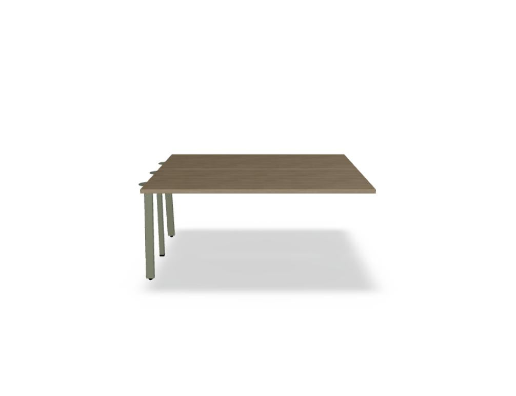 Doppelschreibtisch Ogi A Bench mit Melaminplatte in Honigeiche, schwarzem pulverbeschichtetem Metallgestell und schrägen Beinen.