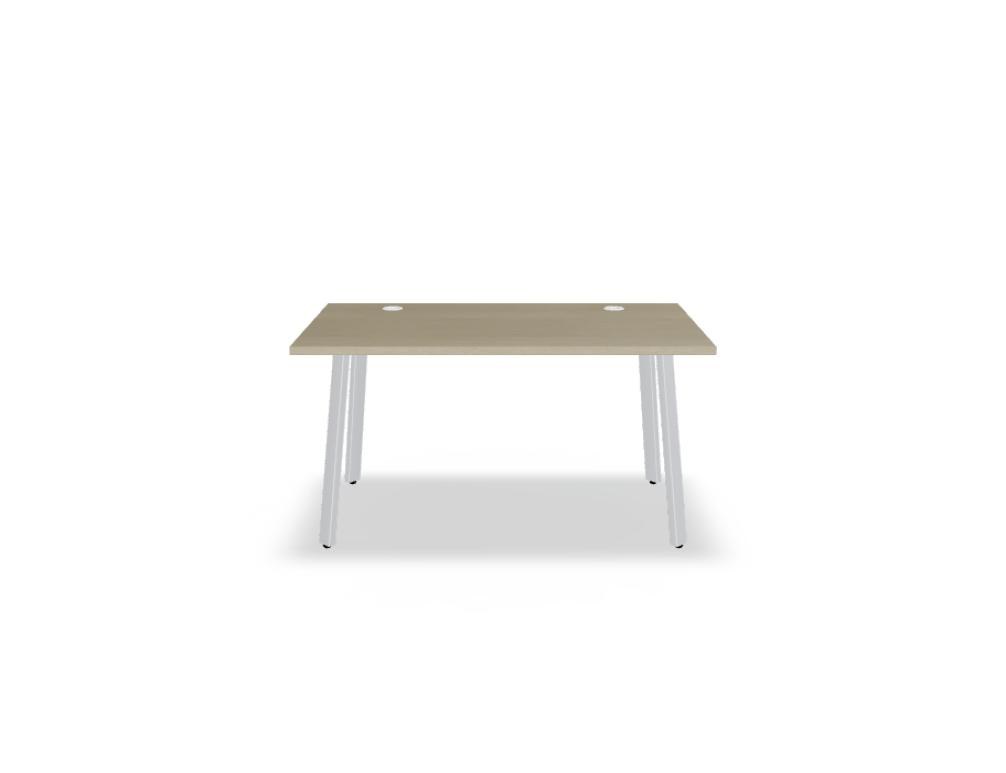 Schreibtisch Ogi A von Mdd mit Tischplatte in Honigeiche, schwarzem pulverbeschichtetem Metallgestell und schrägen Beinen als Designdetail.