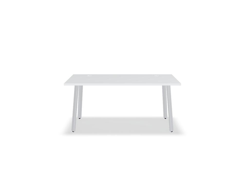 Schreibtisch Ogi A von Mdd mit Tischplatte in Honigeiche, schwarzem pulverbeschichtetem Metallgestell und schrägen Beinen als Designdetail.