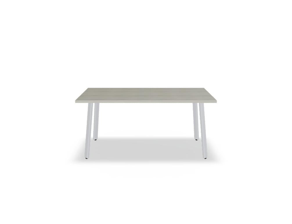 Schreibtisch Ogi A von Mdd mit Tischplatte in Honigeiche, schwarzem pulverbeschichtetem Metallgestell und schrägen Beinen als Designdetail.