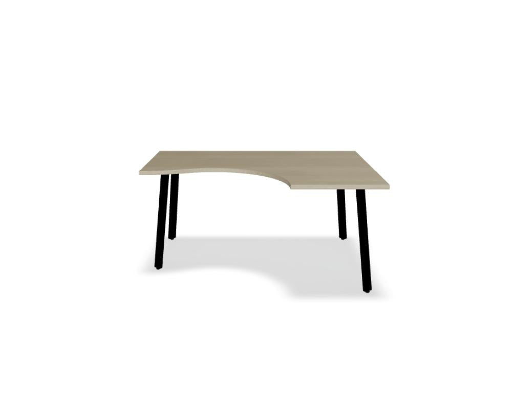 Schreibtisch Ogi A von Mdd mit Tischplatte in Honigeiche, schwarzem pulverbeschichtetem Metallgestell und schrägen Beinen als Designdetail.