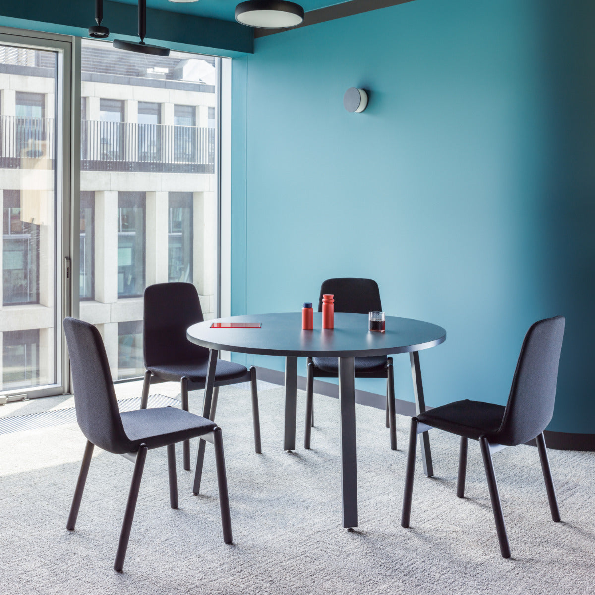 Eleganter Kaffeetisch Ogi A PLF62 von MDD, ideal für stilvolle Wohnräume, vereint modernes Design mit Funktionalität.