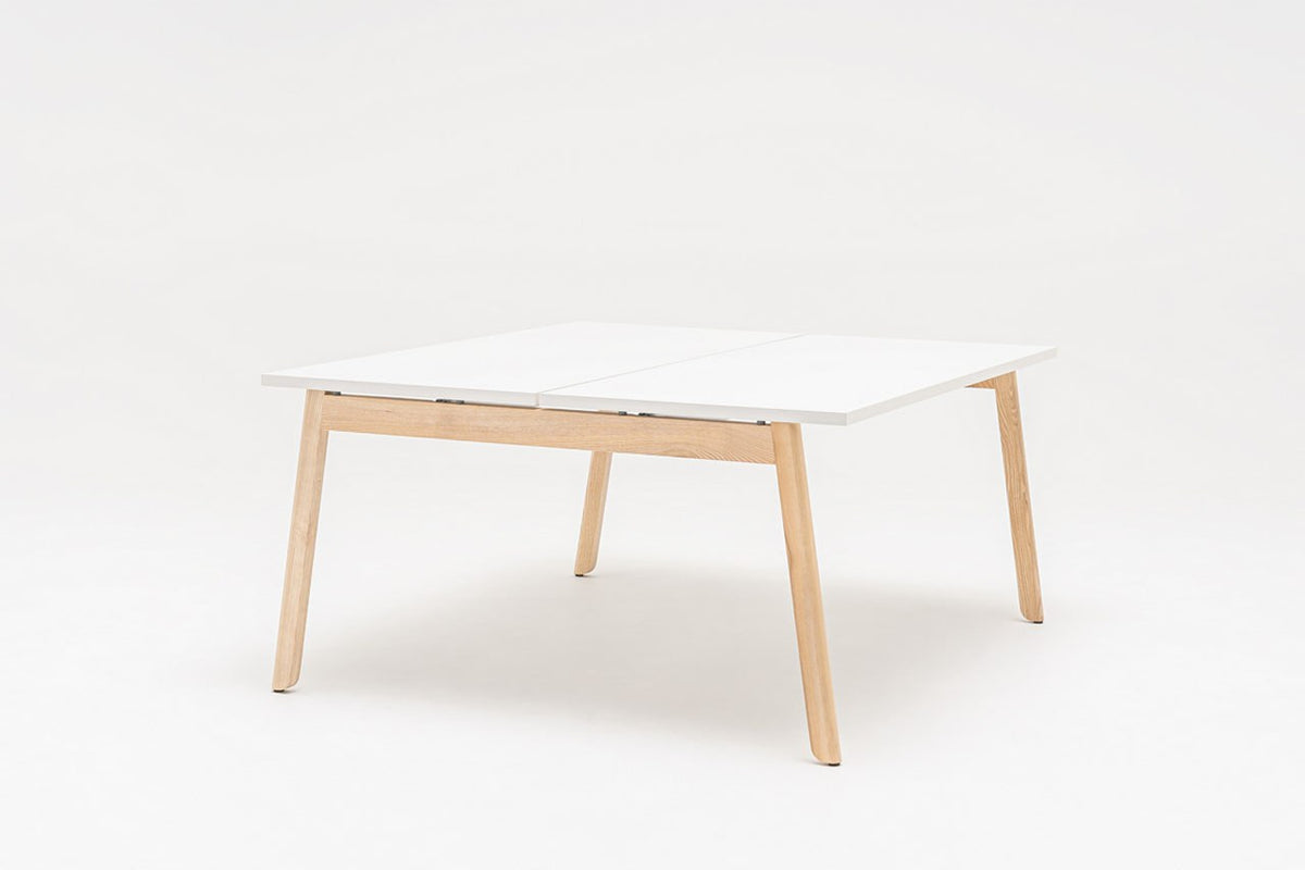 Doppelschreibtisch Ogi B Bench mit weisser Melaminplatte und Gestell aus natürlichem Buchenholz, zwei Arbeitsplätze nebeneinander.