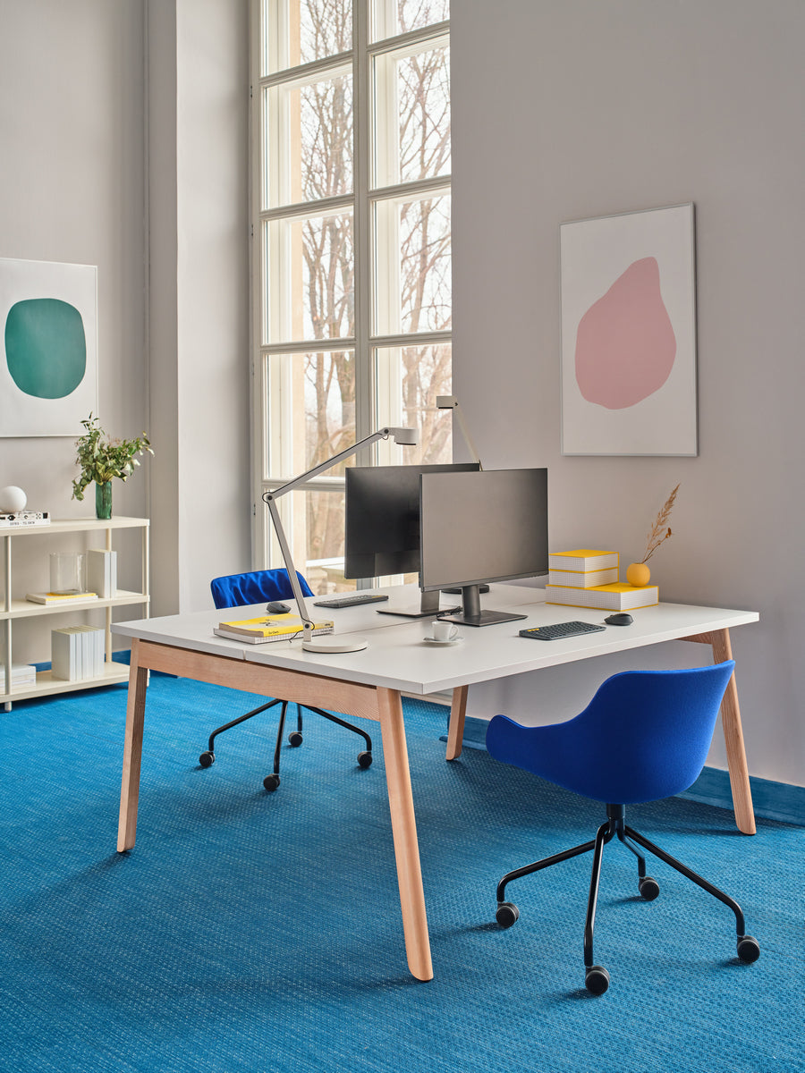 Stylischer Doppelschreibtisch Ogi B Bench BOB330 von Mdd, mit minimalistischen weißen Flächen und stabiler Metallkonstruktion, perfekt für effizientes Arbeiten.