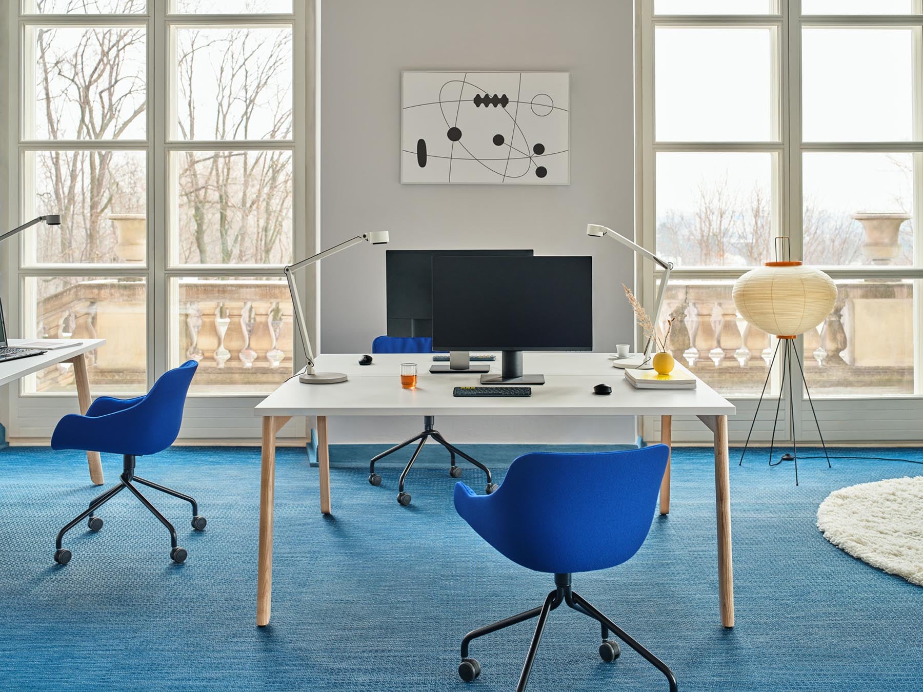Moderner Doppelschreibtisch Ogi B Bench BOB330 von Mdd, mit eleganten weißen Oberflächen und robuster Metallbasis, ideal für produktive Arbeitsumgebungen.