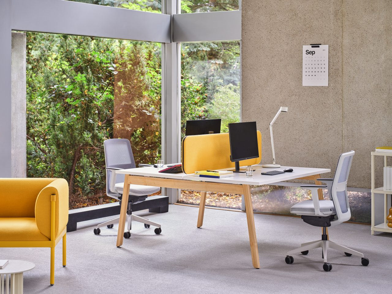 Stylischer Doppelschreibtisch Ogi B Bench BOB330 von Mdd, ausgestattet mit klaren Linien und einer stabilen Konstruktion, perfekt für kreative Büros.