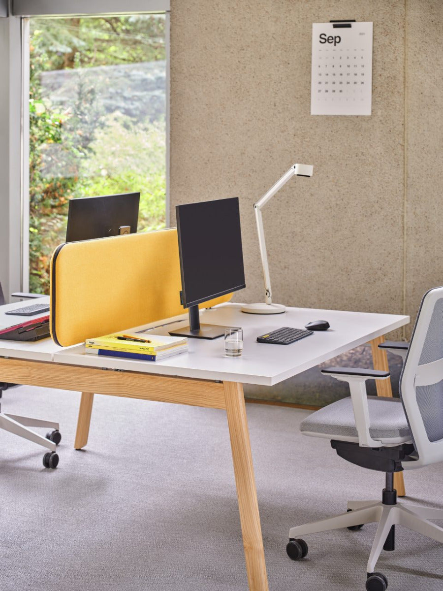 Moderner Doppelschreibtisch Ogi B Bench BOB420 von Mdd, perfekt für Büros, mit stilvollem Design und praktischen Trennwänden für optimale Arbeitsorganisation.