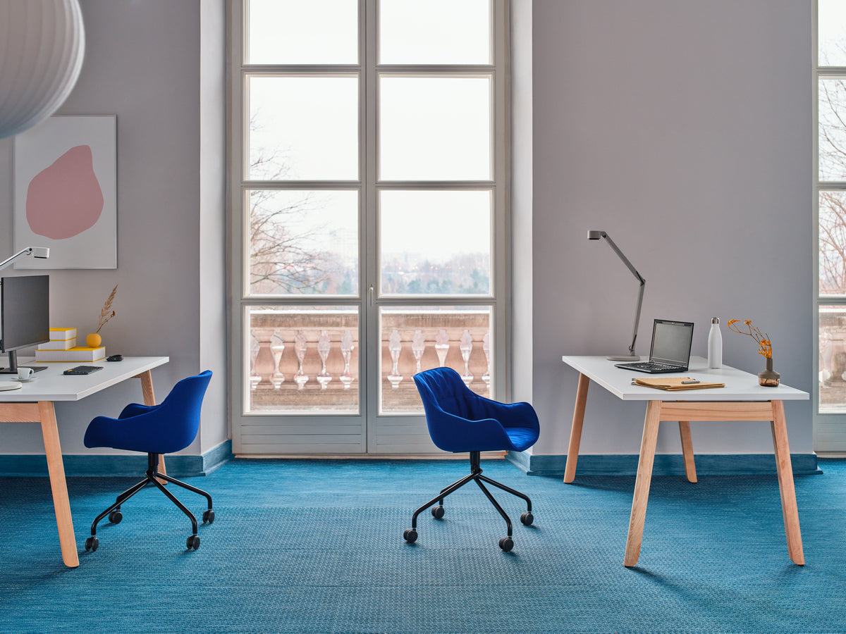 Eleganter Ogi B BOB040 Schreibtisch mit harmonischem Holzdesign und robustem Gestell, perfekt für produktive Büros und Home-Offices.