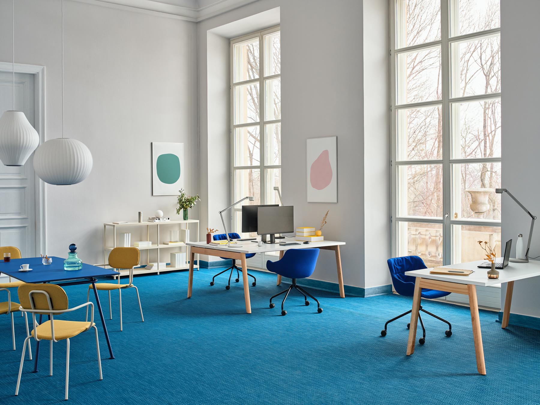 Moderner Ogi B BOB040 Schreibtisch mit stilvollem Holzfinish und stabiler Konstruktion, ideal für kreative Arbeitsumgebungen und stilvolle Büros.
