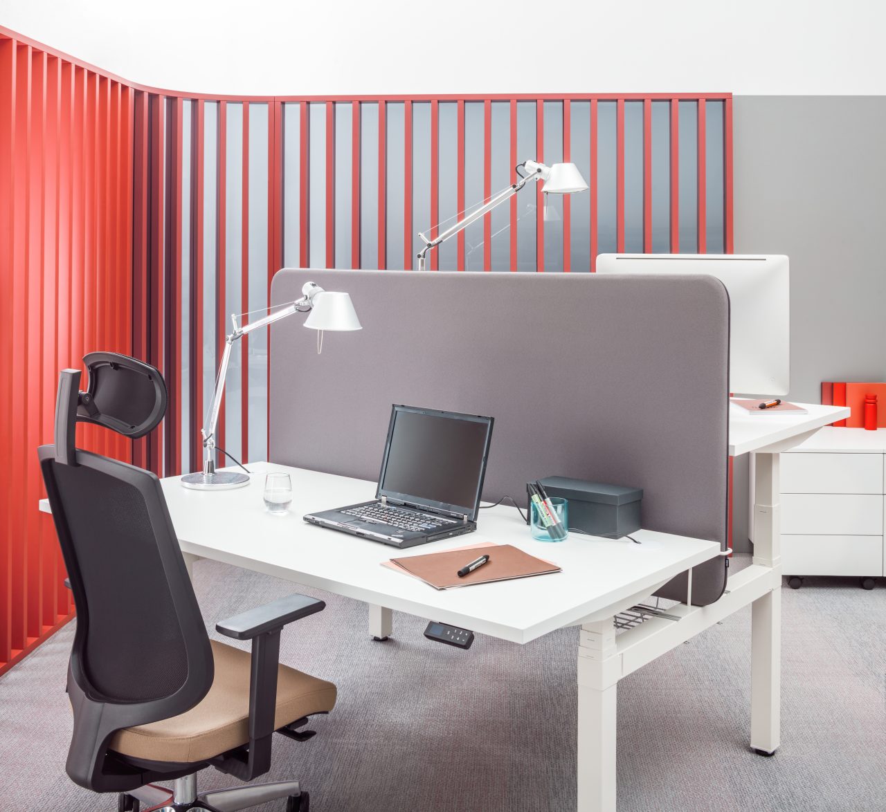 Ogi Drive Bench BOD612: Funktionaler Doppelschreibtisch mit zwei Motoren für individuelle Höhenanpassung und stilvollem, zeitgemäßem Look.