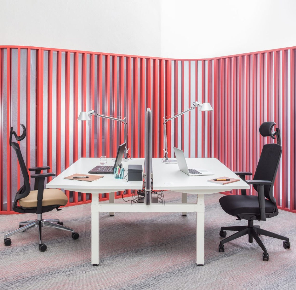 Ogi Drive Bench BOD612: Moderner Doppelschreibtisch mit elektrischer Höhenverstellung, ideal für ergonomisches Arbeiten im Büro.