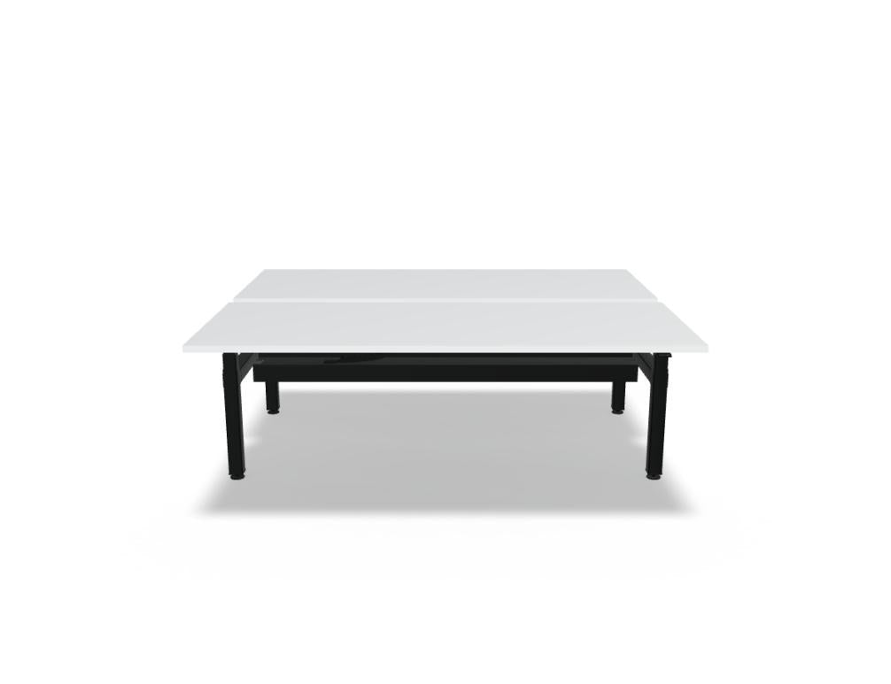 Doppelschreibtisch Ogi Drive Bench von Mdd in Honigeiche mit schwarzem Metallgestell und zweimotorigem Hubmechanismus.