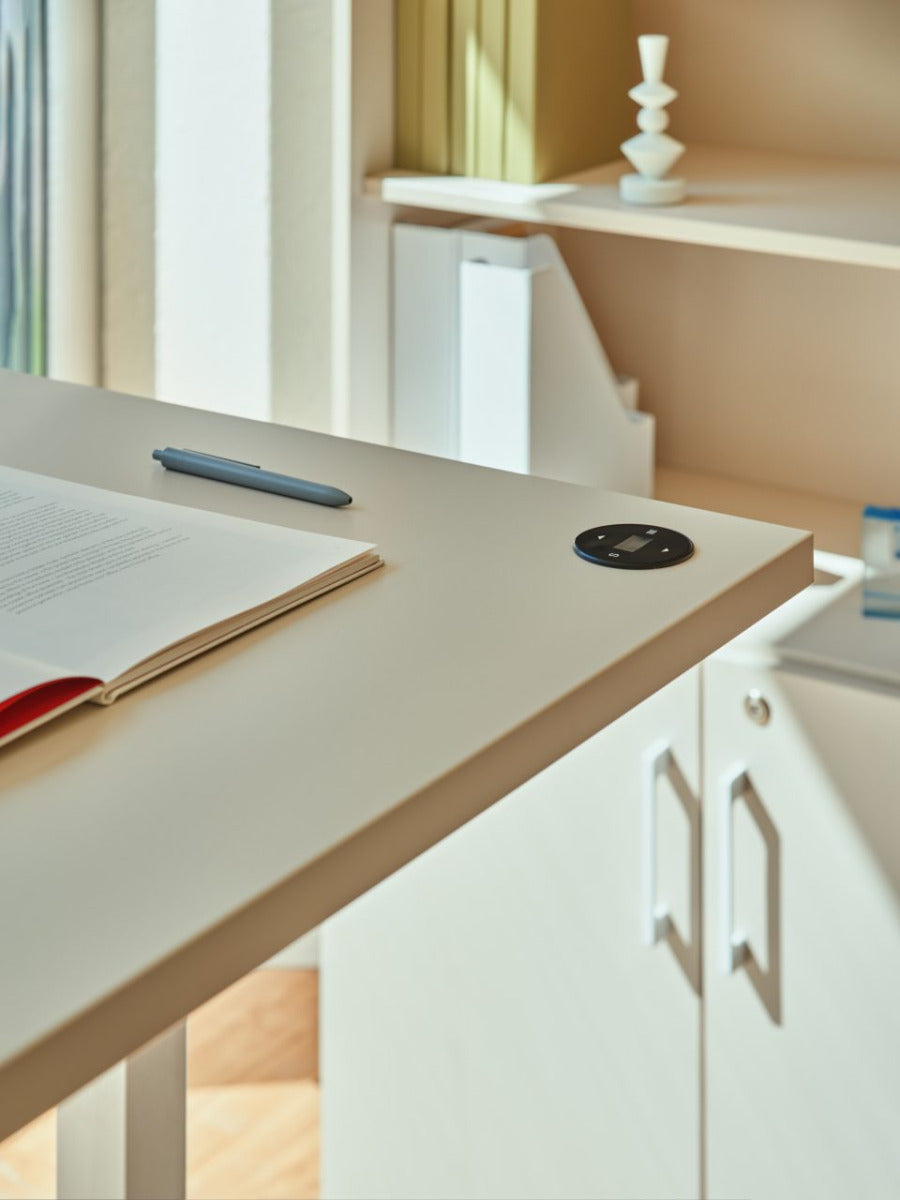 Eleganter, höhenverstellbarer Schreibtisch Ogi Drive BOD687 mit robustem zweimotorigen Gestell für flexibles und gesundes Arbeiten.
