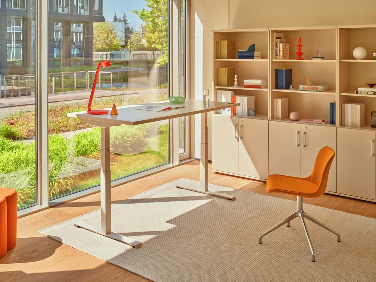 Eleganter, höhenverstellbarer Schreibtisch Ogi Drive BOD70 mit leistungsstarkem zweimotorigen Gestell für flexibles und gesundes Arbeiten.
