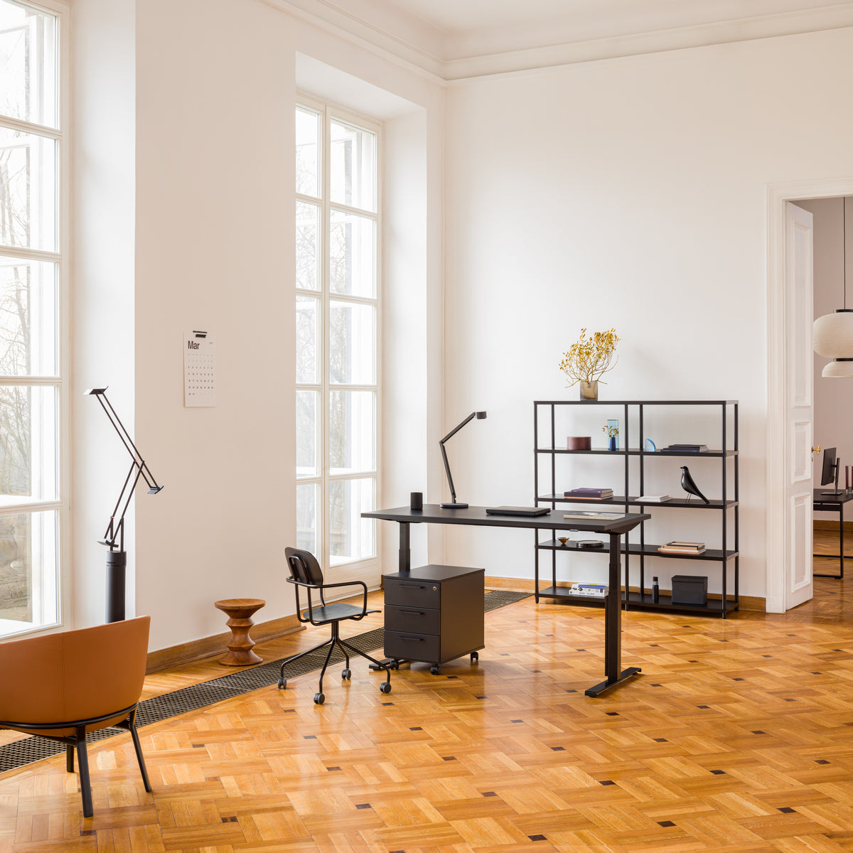 Eleganter, höhenverstellbarer Schreibtisch Ogi Drive BOD70 mit zwei Motoren, ideal für flexibles und gesundes Arbeiten im Homeoffice.