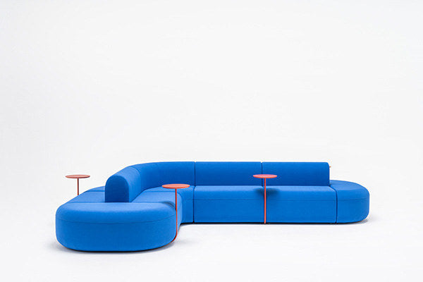 Doppelseitiges Sofa Artiko in Hellgrau mit gepolsterter Sitzfläche und Rückenlehne, Gestell aus Metall und MDF-Platte.