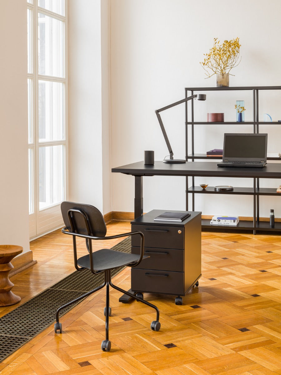 Moderner Schreibtisch Ogi Drive BODKZ667 mit elektrischem Höhenverstellmechanismus und stabiler zweimotoriger Konstruktion für ergonomisches Arbeiten.
