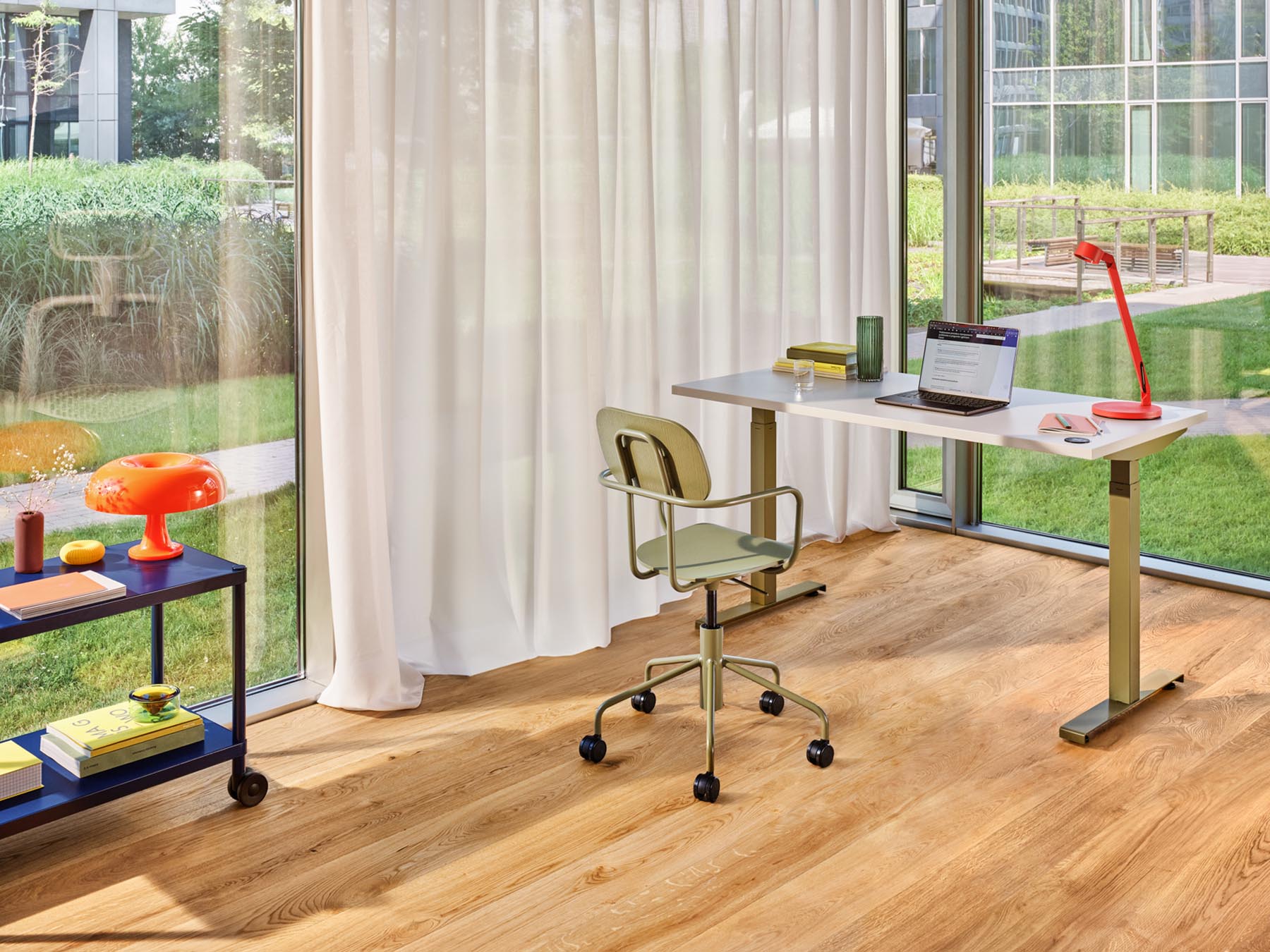 Eleganter höhenverstellbarer Schreibtisch Ogi Drive BODKZ667 mit robustem zweimotorigen Gestell für flexibles und gesundes Arbeiten.
