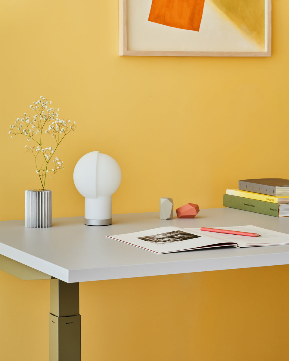 Eleganter höhenverstellbarer Schreibtisch Ogi Drive BODKZ667 mit robustem zweimotorigen Gestell für flexibles und gesundes Arbeiten.