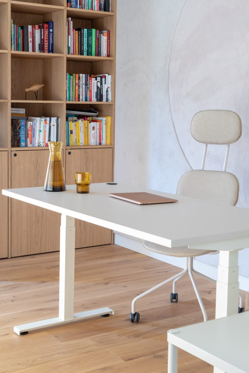 Eleganter höhenverstellbarer Schreibtisch Ogi Drive BODKZ667 mit robustem zweimotorigen Gestell für flexibles und gesundes Arbeiten.
