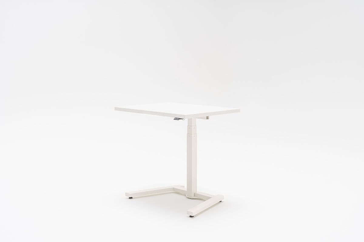 Schreibtisch Ogi One von Mdd mit Tischplatte in Honigeiche und schwarzem, pulverbeschichtetem Metallgestell, elektrisch höhenverstellbar, kompaktes Design.