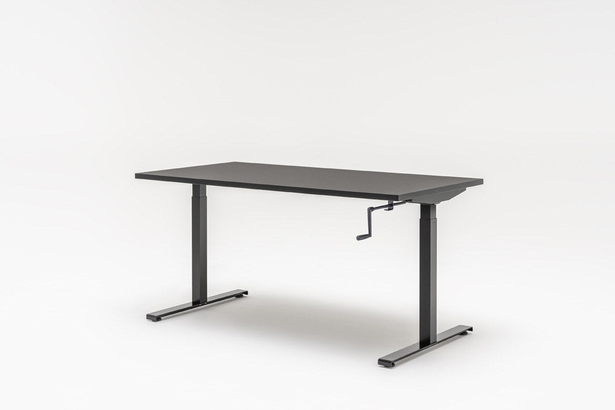Schreibtisch Ogi Drive von Mdd mit Melaminplatte in Honigeiche, schwarzem Metallgestell und Kurbel zur manuellen Höhenverstellung.